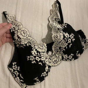 Svart bh med beiga blommor - En väldigt fin o skön bh som tyvärr inte kommer till användning💓