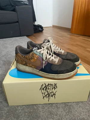 Nike air force 1 Travis Scott Cactus Jack - Ett par välanvända travis scott airforce 1 skor. Storlek 44.5 Ser däremot inte att deä sönder någonstans, och de har funkat väldigt bra då jag användt dem.  Därav lägger ja 6/10 i condition på dem