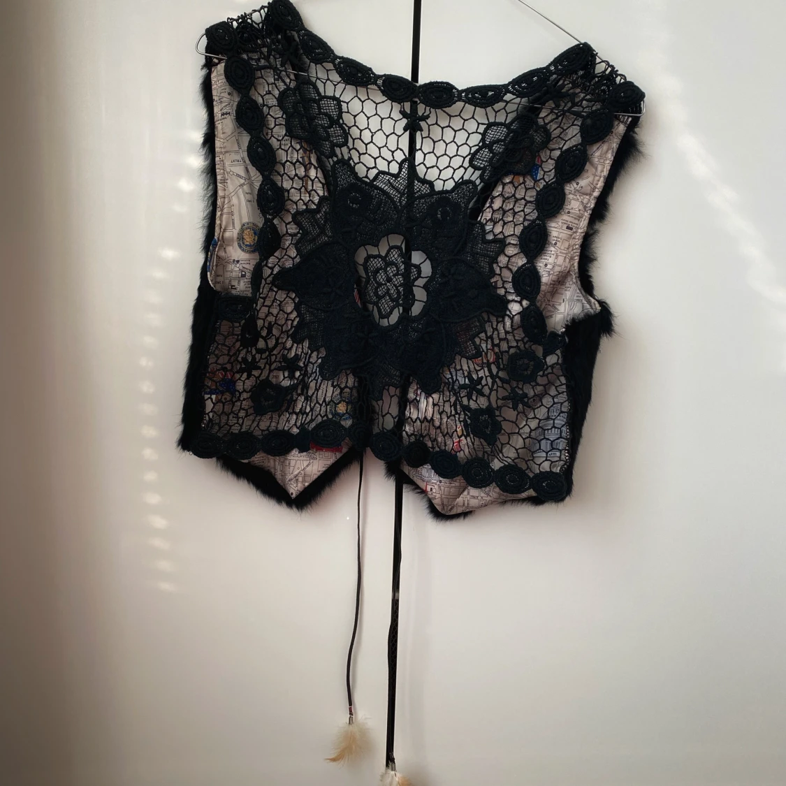 Svart Furry Cropped Vest med Virkad Rygg - 91