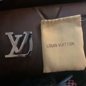 Säljer en extra Louis Vuitton extension till louis vuitton bälten. Den är helt ny och påsen finns med.
