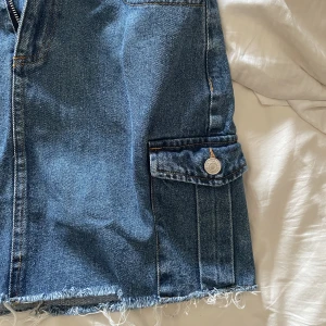 Jeanskjol - Jeanskjol/cargokjol. Prislapp kvar! Från BikBok köpt via Sellpy. Storlek 40 men lite liten i storleken💙💙