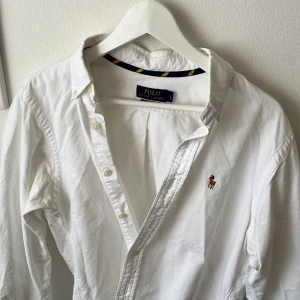 Ralph Lauren Oxford skjorta - Säljer den här skjortan för att den är för liten för mig. Använd ett par gånger. Storlek L, slim fit. Men sitter som M. Finns bättre bilder om så önskas. Priset kan diskuteras vid snabb affär! 