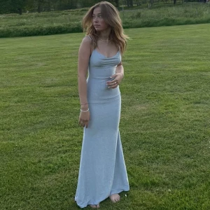 Balklänning - Köpte denna klänning till min bal men den vart inställd pga corona så fick aldrig användning av den. Ljusblå, glitter från NAKD i storlek Xxs men passar en Xs-S. Är 167. 