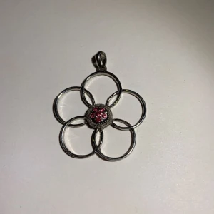 Väldigt fint smycke - Ett vackert silver smycke med rosa i mitten men som ej har ett band❣️