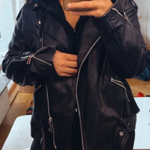 Skinnjacka - Snygg oversized skinnjacka använd ett par gånger men är i gott skick! Från missguided i oversized modell. Strl M men passar även L