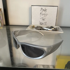 Solglasögon - Balenciaga inspirerade glajjor. Coola och passar med allt. Kommer med en skyddpåse. Ställ gärna frågor!