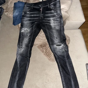 Dsquared2 Jeans - Dsquared2 Jeans. Väldigt bra skick. Använda 2-3 gånger. Köptes för 2 år sen för 5500. 