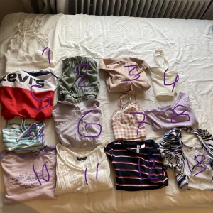 Blandade toppar - Blandade t-shirts samt linnen i olika skick, prisklasser samt storlekar. Skriv vid intresse för något av plaggen