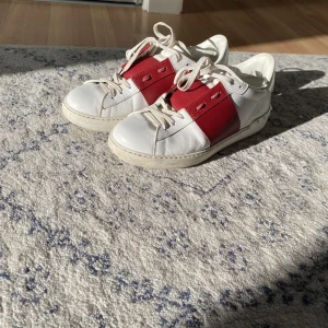 Valentino - Storlek 41 Skick 7-8 Bara att skriva för fler bilder och frågor MVH Albin 