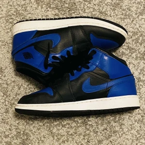 Air Jordan 1 Mid - Strl 39 | Hyper Royal GS | 8/10    Jordan köpta ifrån Restocks, verifierade som riktiga. Använd ca 5 ggr. Snöret ovan sulan har lossnat en liten bit, går att fixa. Liten orange färg klick på baksida sula men går bort med lite aceton. Nypris ca 2200kr
