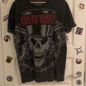 Svart tröja med Guns N Roses tryck i storlek Large 