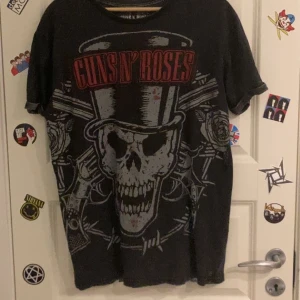 Guns N Roses T-Shirt L - Svart tröja med Guns N Roses tryck i storlek Large 