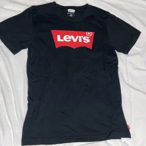 Levi’s T-shirt  - Den är använd en gång, nästan helt ny.