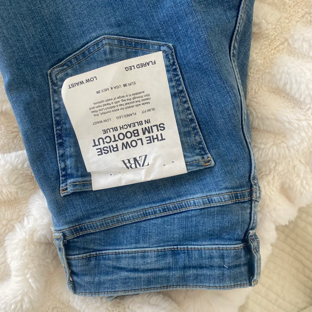 zara jeans low Rise bootcut storlek 36. Jeans & Byxor.