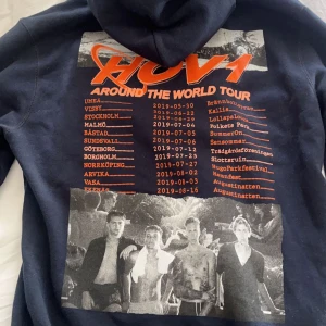 Hov1 hoodie - Säljer min sjukt snygga hov1 ”around the world tour” merch! Går inte att köpa längre så är väldigt sällsynt, pga av d det säljer jag det för 500kr+frakt. Använd fåtal gånger och har inga defekter. Hör av er vid frågor❤️❤️