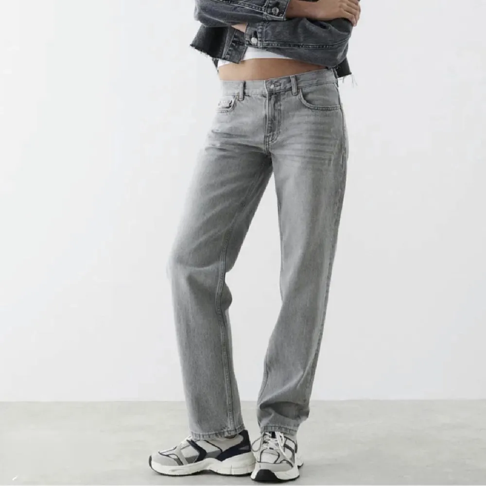 De väldigt populära lågmidjade jeansen från gina i storlek 32, men passar mig som vanligtvis har 34❤️. Jeans & Byxor.