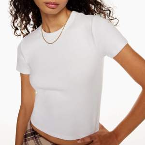 Vit tight tshirt from Gina tricot❤️aldrig använd och säljs för att jag fick en exakt likadan i födelsedagspresent❤️