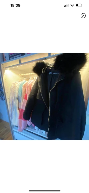 Kappa - Inte mina bilder!  Säljer denna kappa som jag köpte av en tjej här på plick härom dagen. Passade inte mig, därför säljer jag den🤍storlek S