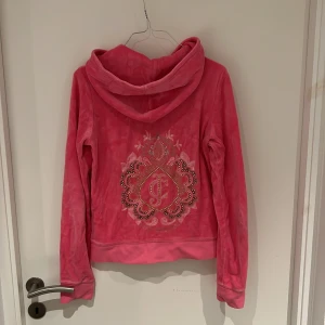 Juicy Couture - Juicy Couture rosa huvtröja med dragkedja, storlek M men passar även en S