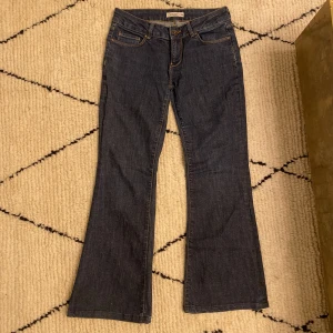 Lågmidjade jeans - Lågmidjade mörkbli jeans. Stlk 38. Pris kan diskuteras. Köpare står för frakten men kan åven mötas❤️betalning via swish