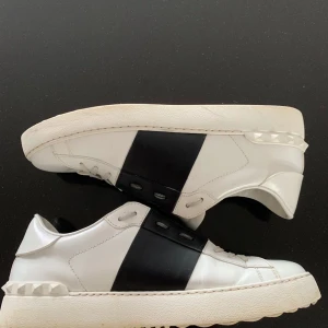 Valentino skor - Valentino open vit svarta cond:8,5/10 box och kvitto tillkommer. Hör av dig vid fråor eller mer info!
