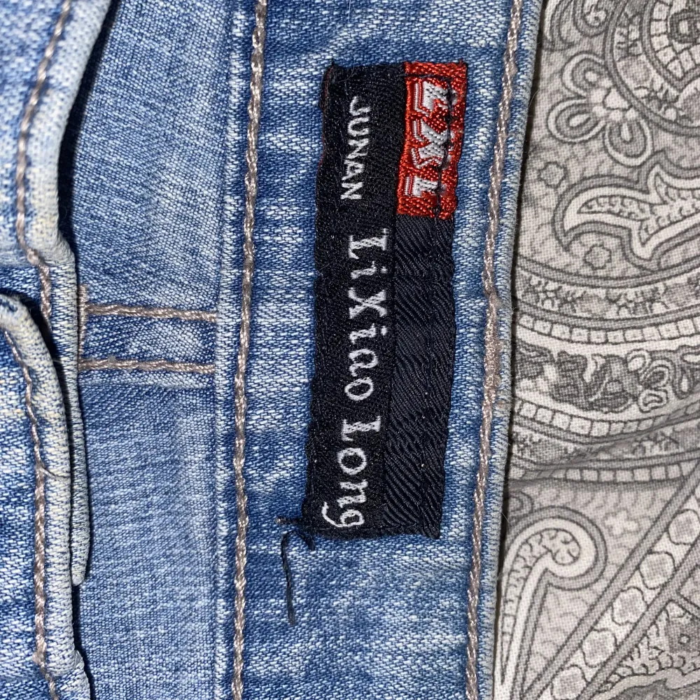 Super fina blåa jeans med fjärilar på🦋 säljer då dem är alledes förstora på mig, kontakta om du vill ha flera bilder!💕. Jeans & Byxor.