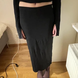 Långkjol - Säljer denna snygga långkjol då den inte kommer till användning. Inte använd av mig men är köpt på Sellpy. Dock finns det inga tecken på användning eller märken. Kjolen är i storlek L men passar för de som har storlek M 🥰 frakten står säljaren för 