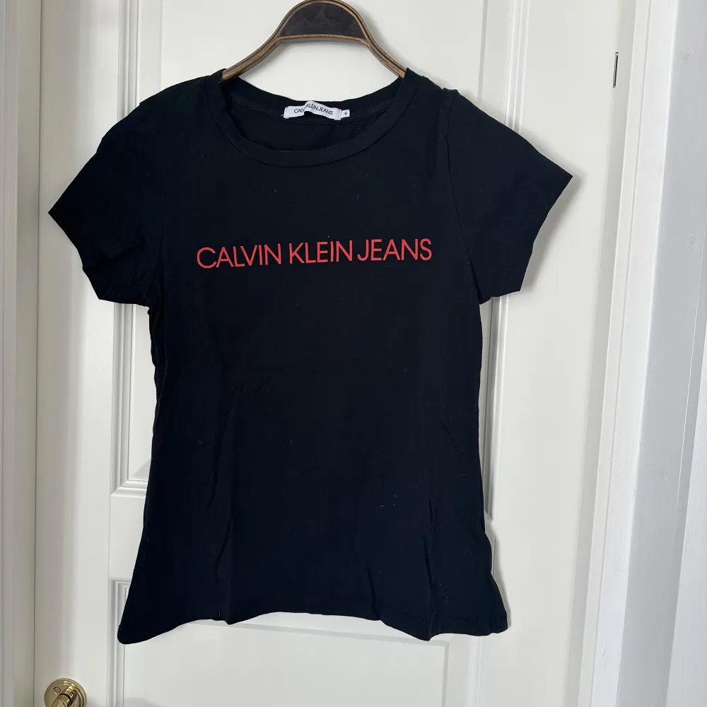 Säljer denna Calvin Klein T-shirt köpt från Jolina i Borås! Orginalpris 449kr, säljes för 280kr inklusive frakt💕. T-shirts.