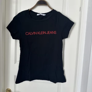 Calvin Klein T-shirt  - Säljer denna Calvin Klein T-shirt köpt från Jolina i Borås! Orginalpris 449kr, säljes för 280kr inklusive frakt💕