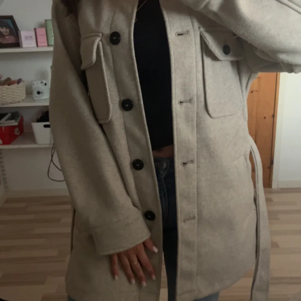 Beige kappa från zara, storlek 34. Endast använd fåtal gånger, 150kr+frakt 💓. Jackor.