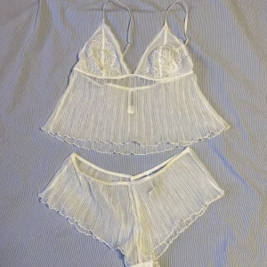 Underklädesset - Pyjamas/underklädesset från Primark, aldrig använt. M i överdelen och S i underdelen💘 