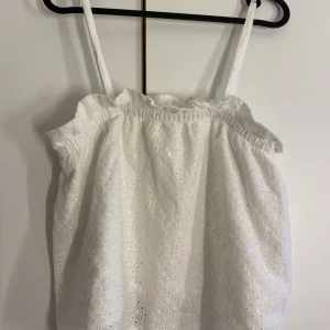 Zara linne  - Ett vitt linne ifrån Zara!  Fint att ha på sommaren, Sitter som Xs/S, Köpare står för frakt 