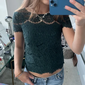 Spets topp! - Så fin topp i militärgrönt spetspaterial! 