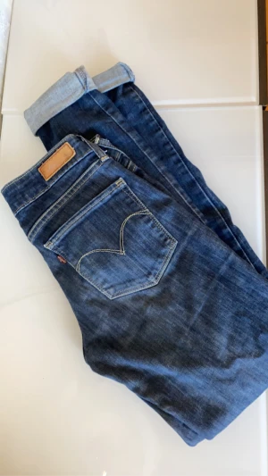 Lågmidjade Levis jeans  - Lågmidjade Levis jeans, sitter som xs