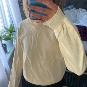 Sweatshirt - Ljusgul sweatshirt som inte kommer till användning💛 Köpt från nakd💛 storlek XS. Köparen står för frakt!