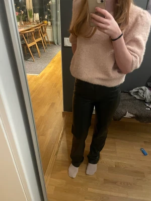 Skinnbyxor  - Säljer dessa jättefina svarta skinnbyxor från zara i strl XS, passar nog 32,34,36. De är i jättefint skick! Säljer de för 250 + frakt