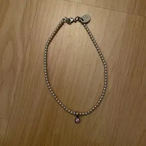 Ett gulligt pärlhalsband som jag har köpt second hand. Köparen står för frakt 15 kr eller mötas upp och pris kan diskuteras💞