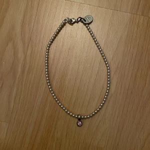 Pärl halsband - Ett gulligt pärlhalsband som jag har köpt second hand. Köparen står för frakt 15 kr eller mötas upp och pris kan diskuteras💞