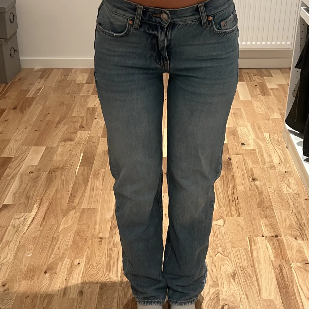 Ett par skit snygga mörkblåa lowwaist jeans från Gina tricot, säljer pga dom inte passar längre. Dom är knappt använda 💗. Jeans & Byxor.