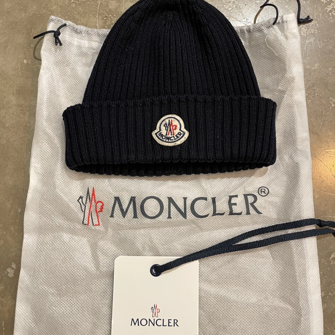 Moncler mössa 