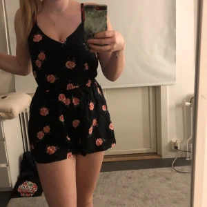 Blommig dress  - Denna söta blommiga är perfekt på sommaren om man vill dra på sig nått snabbt, säljer då jag aldrig använt den och den är lite för kort (är 170) super smidigt med fickor på båda sidor och skönt tunt material 