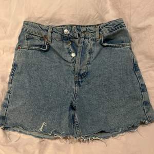 Oversized jeans shorts i mom modell. Midwaist! Super söt till sommaren men lite små på mig! Pris kan diskuteras❤️