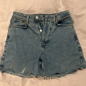 Overzied jeans shorts  - Oversized jeans shorts i mom modell. Midwaist! Super söt till sommaren men lite små på mig! Pris kan diskuteras❤️