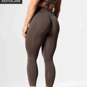 Relode scrunch tights - Säljer mina skitsnygga!! tights från relode som formar kroppen så snyggt och är i världens skönaste material! Köpta för 699 och är använda 1 gång så precis som nya!! Storlek S men passar även M