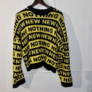 Snygg och skön oversized sweatshirt med trycket ”Nothing New”. Som ny, aldrig använd. Säljer för 50kr + frakt  Kan mötas upp i Örebro. 
