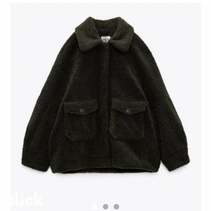 Zara kappa  - Säljer denna jättefina jacka från zara perfekt nu till våren! Säljer då jag fått en annnan jacka, säljer för 300 + frakt( pris kan diskuteras vid snabb affär) frakt 70 kr 🥰. Jackan är i jättefint skick! Skriv för fler bilder 