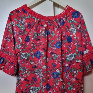 En tunika  - En blus, tunika i fina färger med ett snyggt häftband rund urringning. 