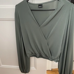 Grön fest topp - Säljer nu vääärldens skönaste tröja. Så snygg till fest men även till vardag. Den har balkong ärmar och är lite croppad. Luftig och skön! Nästan aldrig använd då jag inte tycker färgen passar på mig! Bra skick!