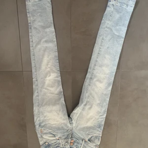 Jeans💘 - Säljer dessa jeans från Gina tricot! Tror det är en gammal model och de borde inte vara skinny jeans, skriv för mer bilder 