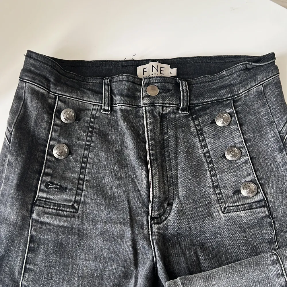 Super coola jeans från Danskt märke, Passar för både S/M. Säljes för utrensning och för att det inte kommer till användning som jag önskat  Det har lossnat en knapp, där av priset. Ordinarie 1099DKK = 1600kr Vid smidig affär pris kan diskuteras, . Jeans & Byxor.